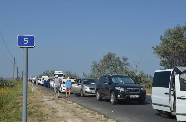 Водителей по пути на Керченскую переправу предупреждают запастись топливом 
