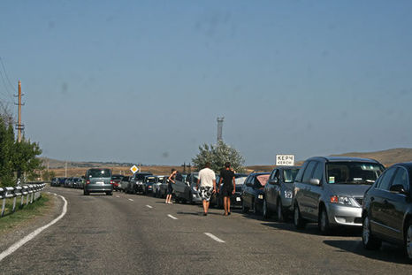 Очередь на паром в порту «Кавказ» сократилась до 30 автомобилей 