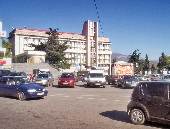 В Алуште ограничили въезд на стоянку возле горсовета В Алуште ограничили въезд на стоянку возле горсовета