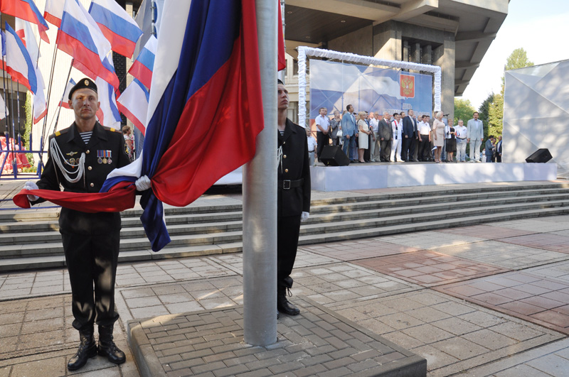 В Симферополе торжественно подняли государственный флаг