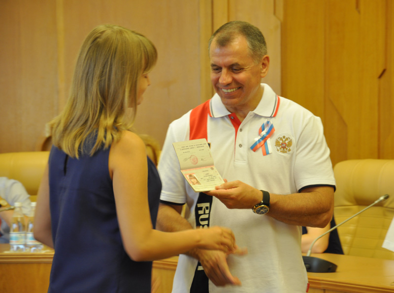 В Симферополе юным крымчанам вручили первые паспорта В Симферополе юным крымчанам вручили первые паспорта