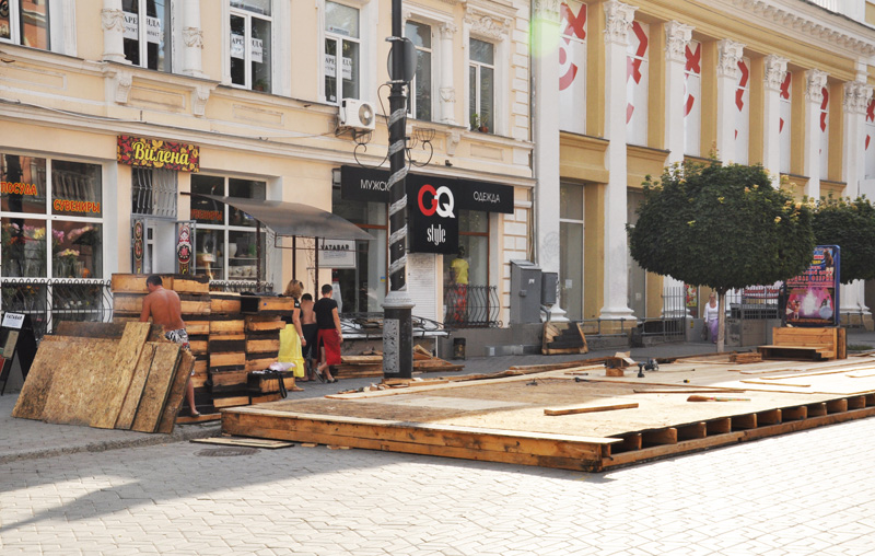 В центре Симферополя вновь возводят недавно снесенное летнее кафе В центре Симферополя вновь возводят недавно снесенное летнее кафе