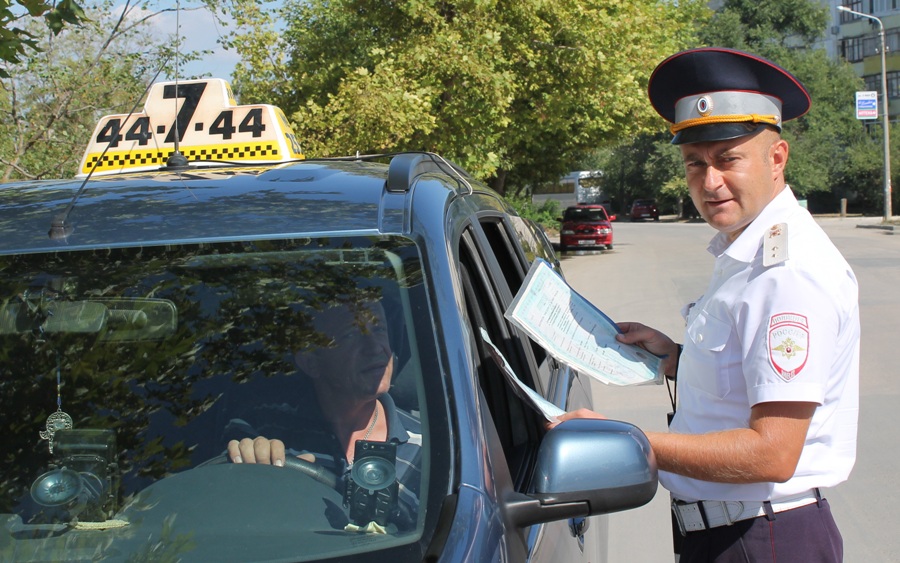 В Евпатории провели рейд по выявлению нелегальных такси 