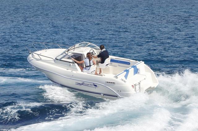 В Ялте в 200 метрах от берега катер наехал на пловца 