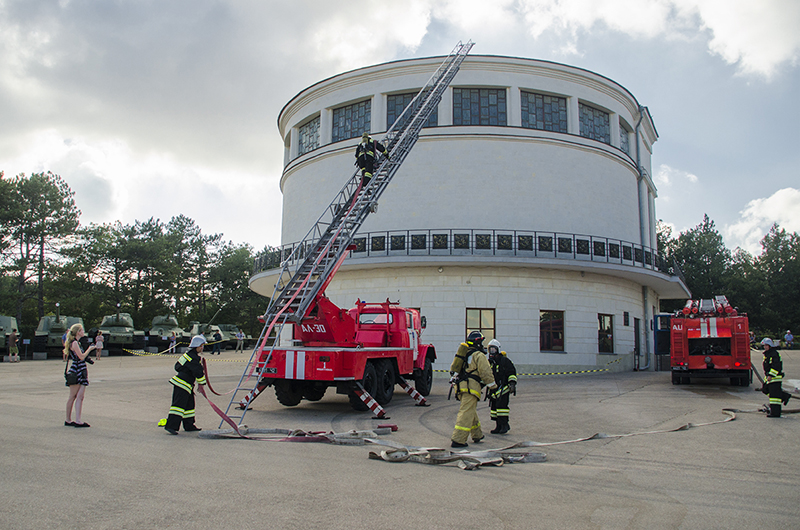 В Севастополе спасатели МЧС провели учения на территории диорамы В Севастополе спасатели МЧС провели учения на территории диорамы