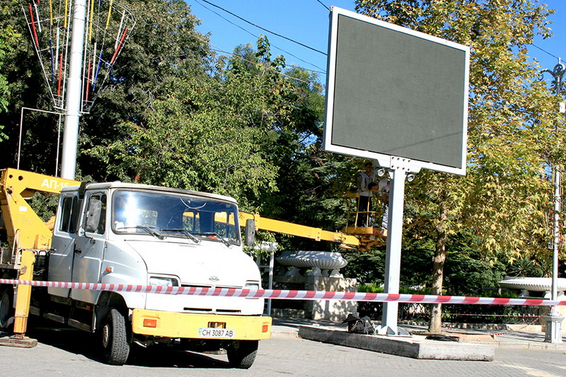 В центре Севастополя монтируют экран для трансляции новостей