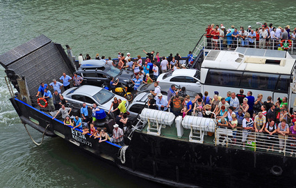 В августе на Керченской переправе перевезли 630 тыс. пассажиров