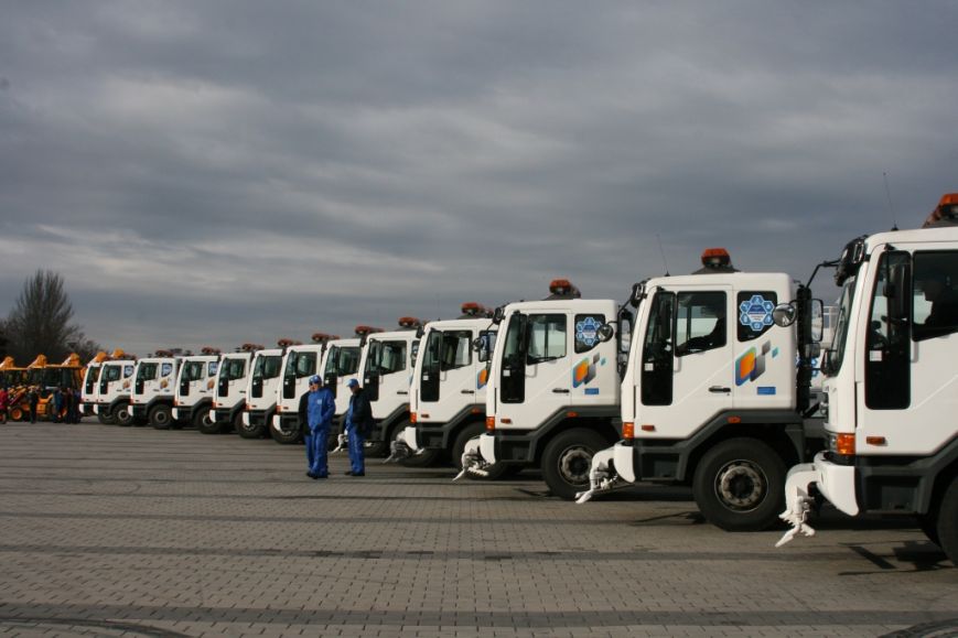 Симферополь получил 16 единиц коммунальной техники от Санкт-Петербурга