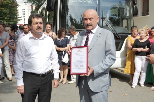 Татарстан передал крымскотатарскому театру в Симферополе современный автобус Татарстан передал крымскотатарскому театру в Симферополе современный автобус