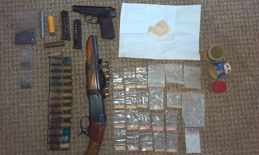 У жителя Евпатории изъяли наркотики и обрез