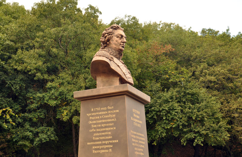 Под Алуштой открыли бюст Кутузову Под Алуштой открыли бюст Кутузову