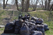 Севастопольские спасатели очистили от мусора прибрежную зону