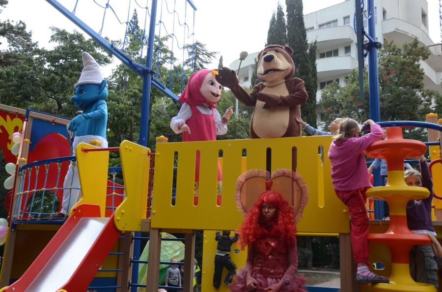 В Ялте установили детскую площадку в форме парусника