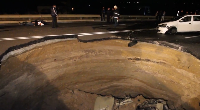 В Крыму по факту обрушения дороги возбудили уголовное дело В Крыму по факту обрушения дороги возбудили уголовное дело