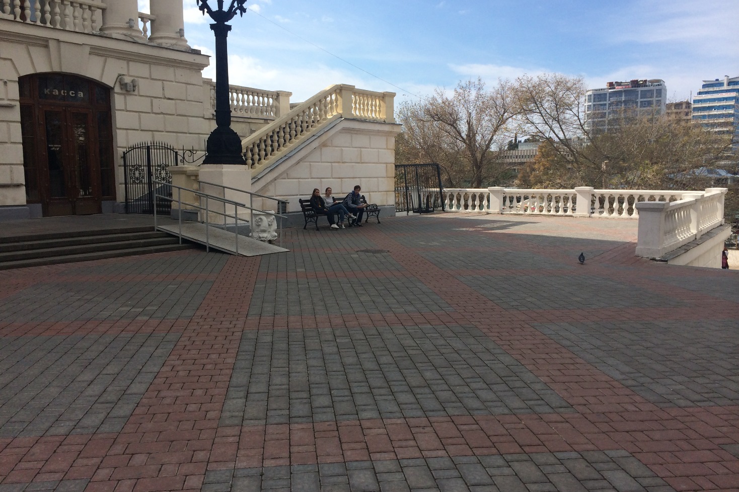 В центре Севастополя демонтировали незаконные торговые точки и кафе 