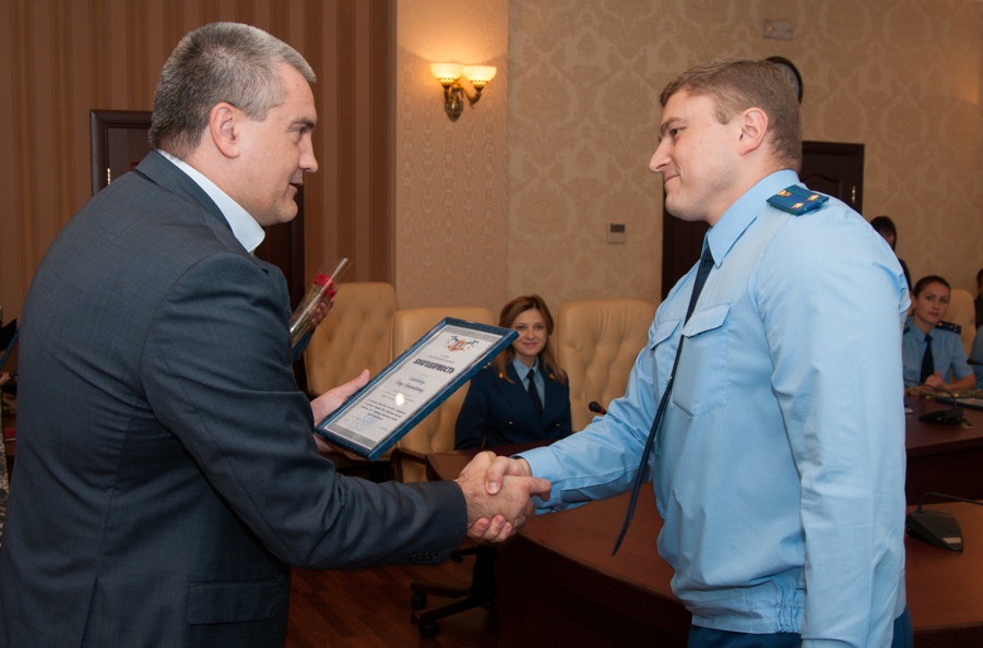 В Крыму наградили сотрудников прокуратуры В Крыму наградили сотрудников прокуратуры