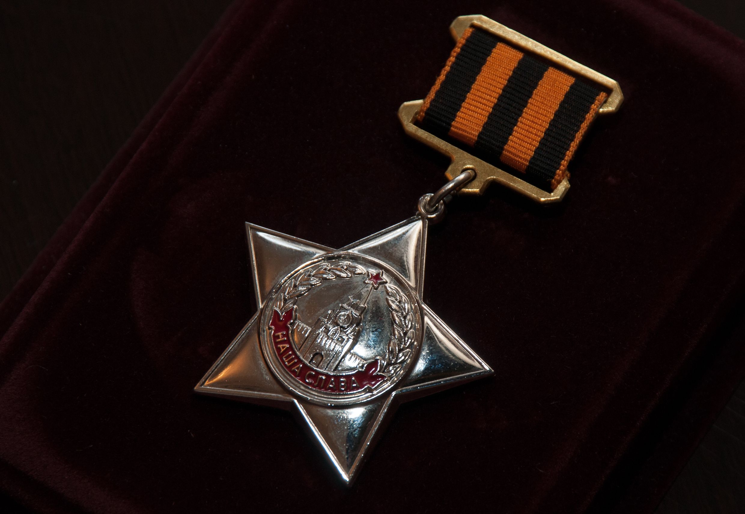 Аксёнову вручили памятный знак Международного союза «Наследники Победы»