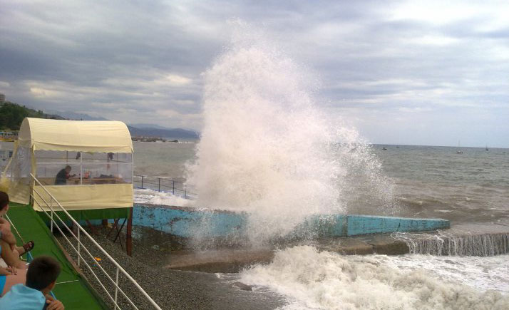 В Крыму реконструируют 10 объектов береговой защиты
