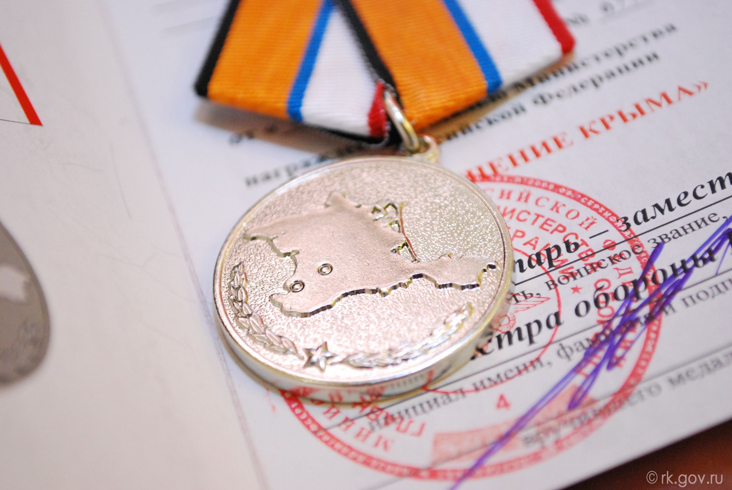 Михаил Шеремет наградил медалями участниц Народного ополчения Михаил Шеремет наградил медалями участниц Народного ополчения