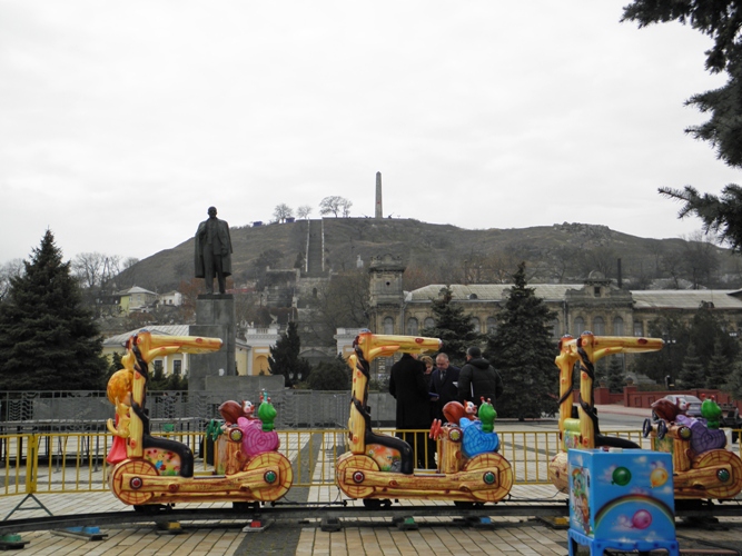 Аттракционы с центральной площади Керчи перенесут в сквер «Аленка» и в городской парк Аттракционы с центральной площади Керчи перенесут в сквер «Аленка» и в городской парк