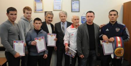 Министр спорта вручил грамоты крымским боксерам