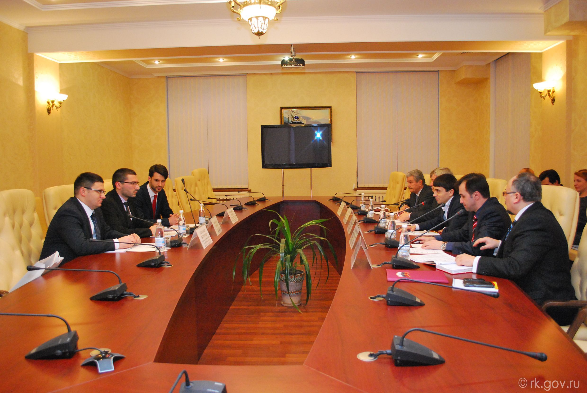 Руслан Бальбек встретился с делегацией из Сербии Руслан Бальбек встретился с делегацией из Сербии