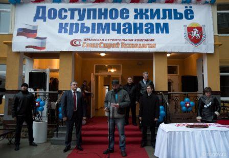 Сергей Аксенов вручил ключи от 35 квартир участникам программы "Доступное жилье" Сергей Аксенов вручил ключи от 35 квартир участникам программы "Доступное жилье"