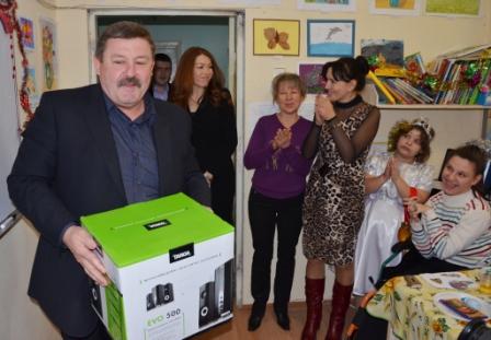 ​Крымские меценаты подарили «Алым парусам» новую мебель, компьютеры, оргтехнику и тренажёры