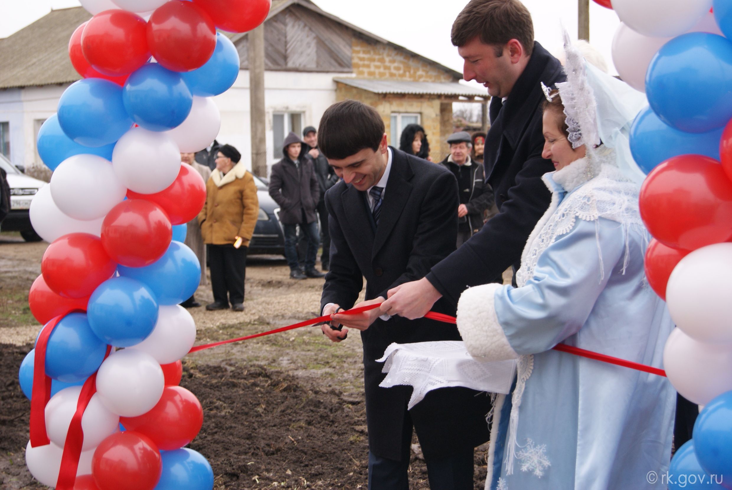 Руслан Бальбек вручил ордера на жилье 10 семьям крымских татар Руслан Бальбек вручил ордера на жилье 10 семьям крымских татар