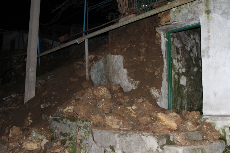 В Севастополе рухнула подпорная стена В Севастополе рухнула подпорная стена