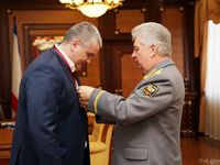 Сергею Аксёнову вручили Высший орден имени Калашникова I степени Сергею Аксёнову вручили Высший орден имени Калашникова I степени