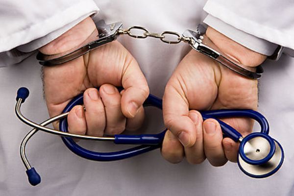 Врача поликлиники из Алушты уличили во взяточничестве