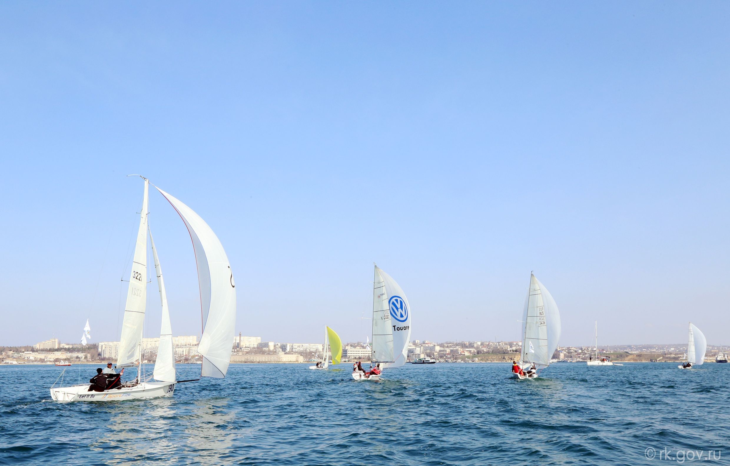 Сергей Аксёнов принял участие в парусной регате «Русская весна» Сергей Аксёнов принял участие в парусной регате «Русская весна»