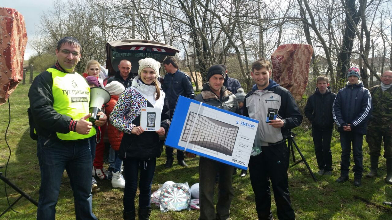 Экологи из Подмосковья помогли симферопольцам очистить берег водохранилища от тысячи мешков бытового мусора и упавших деревьев