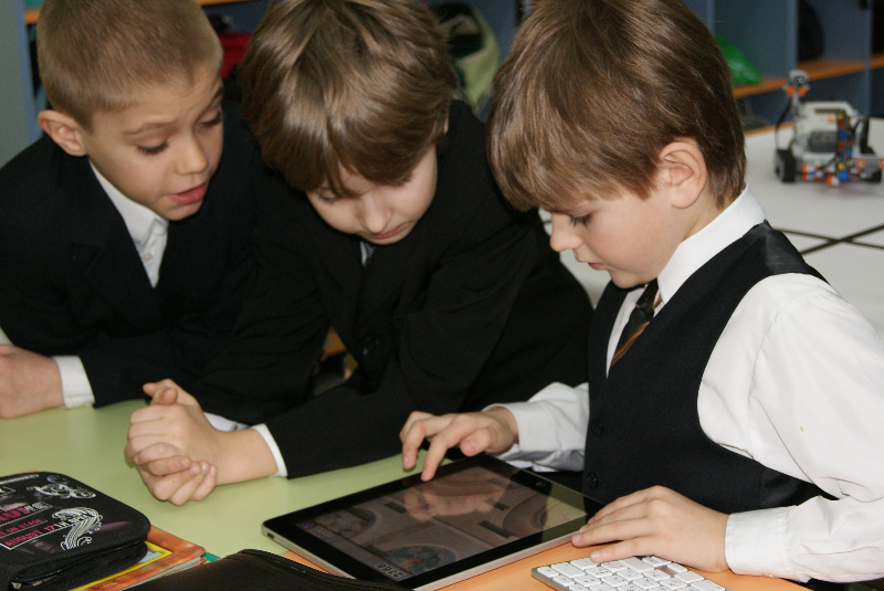 В трех алуштинских школах появились классы оборудованные компьютерами и планшетами