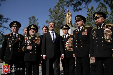 Дмитрий Медведев в Симферополе возложил венок к памятнику советским воинам