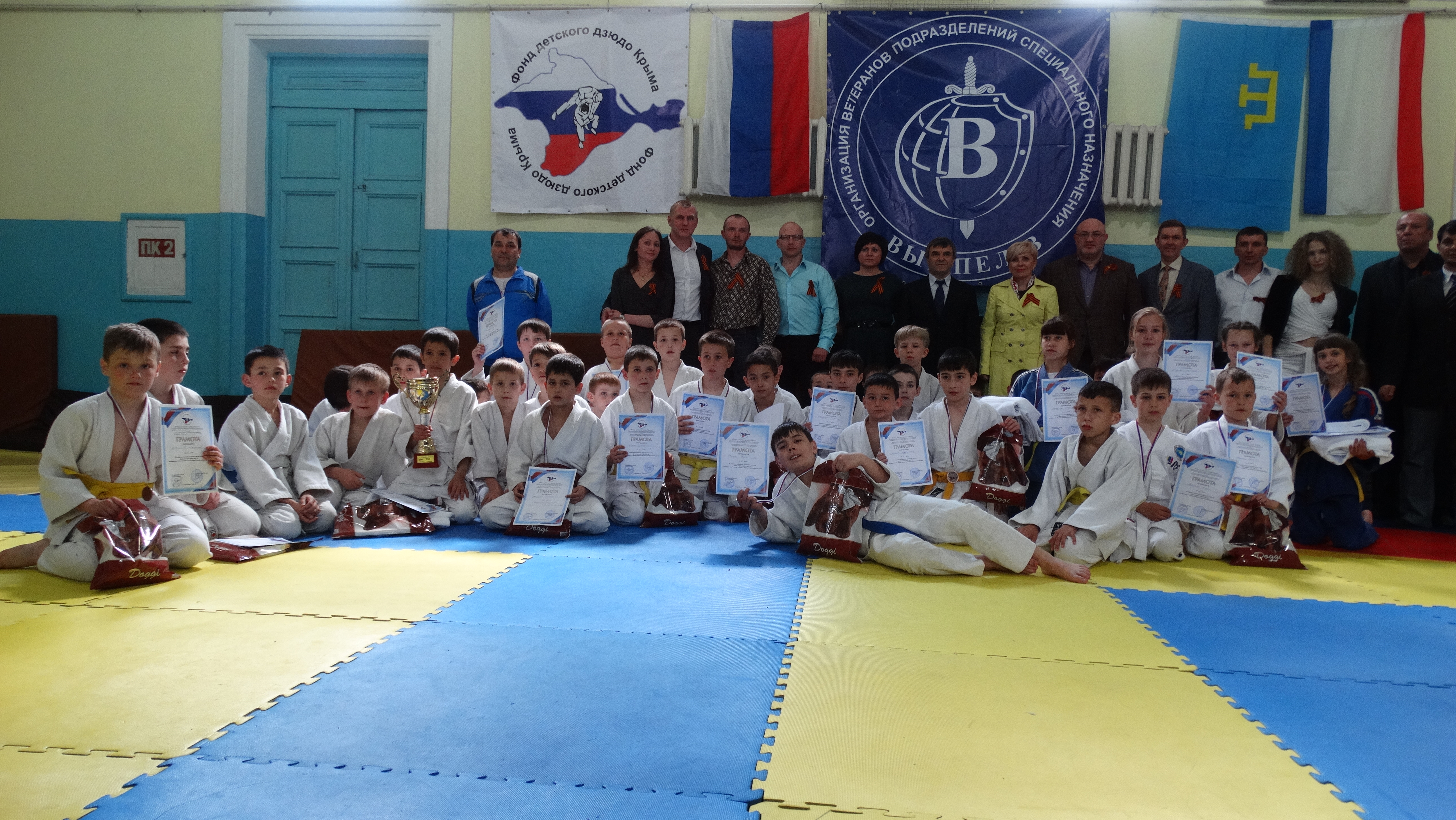 В Симферополе к 70-летию Победы прошел турнир по дзюдо среди юношей В Симферополе к 70-летию Победы прошел турнир по дзюдо среди юношей