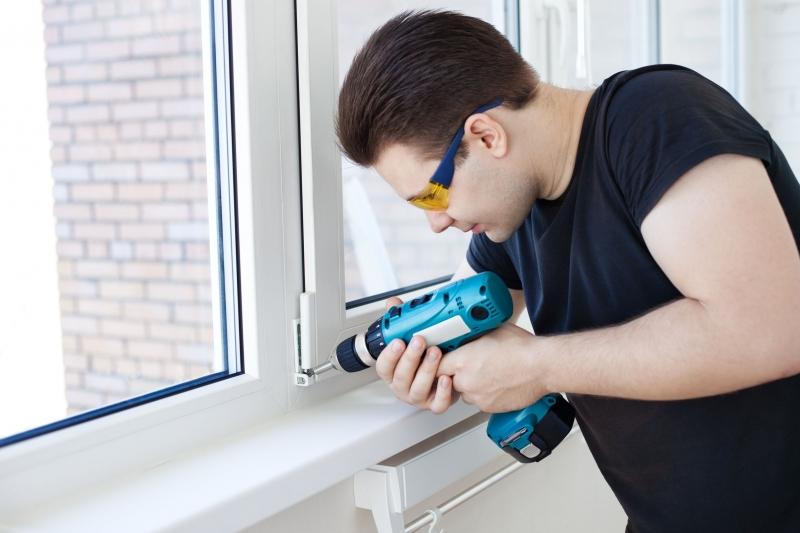 Ремонт и регулировка окон от компании «Оконный Сервис» по доступной цене