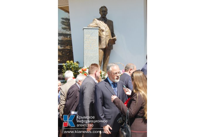 В Симферополе открыли памятник академику Вернадскому