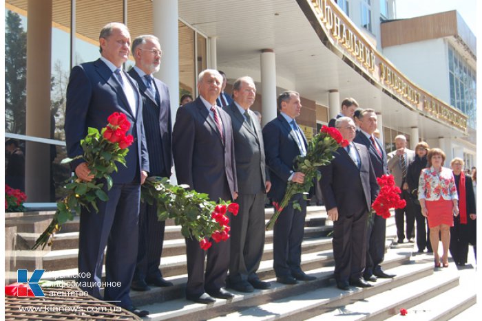 В Симферополе открыли памятник академику Вернадскому