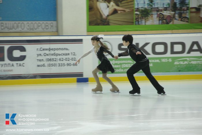 В Симферополе стартовал чемпионат по фигурному катанию