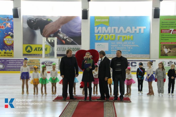 В Симферополе стартовал чемпионат по фигурному катанию