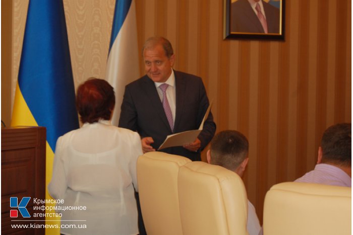 Премьер Крыма вручил разрешения на разработку земельных участков в Симферополе