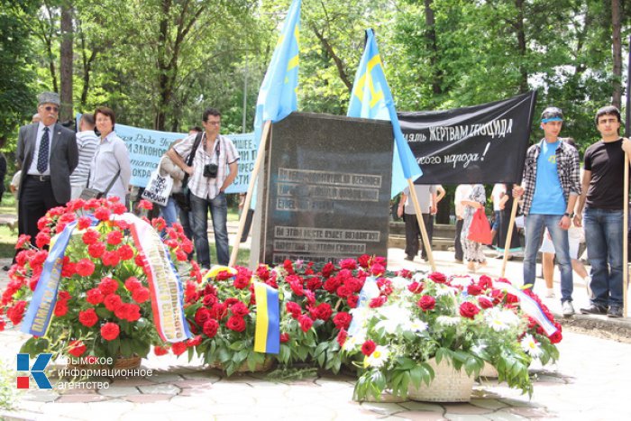 Крымские татары собрались в Симферополе на траурный митинг