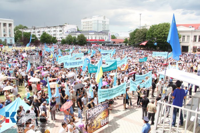 Крымские татары собрались в Симферополе на траурный митинг
