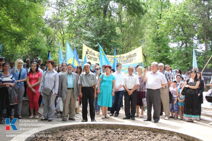 Крымские татары собрались в Симферополе на траурный митинг