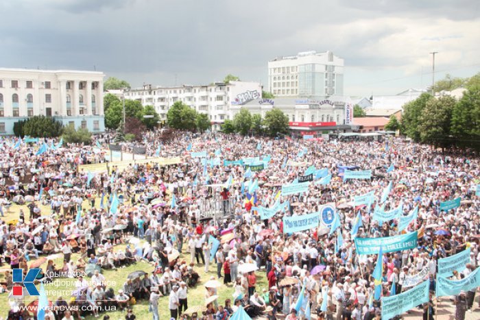 Крымские татары собрались в Симферополе на траурный митинг