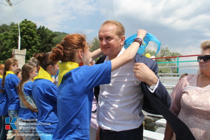 В алуштинском детском лагере «Берег» торжественно открыли смену