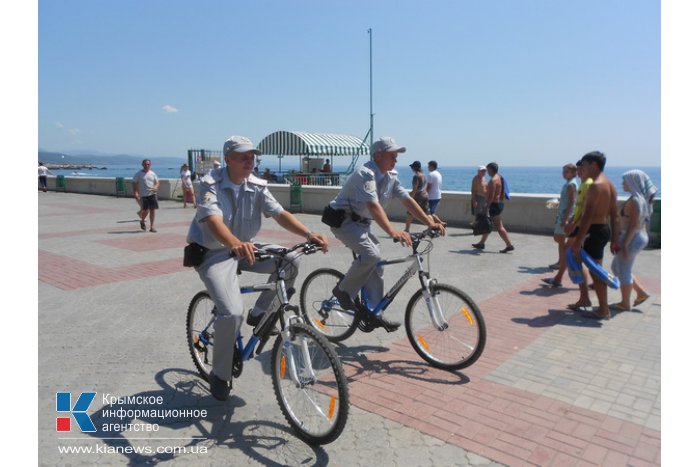 На набережной Алушты работает велопатруль