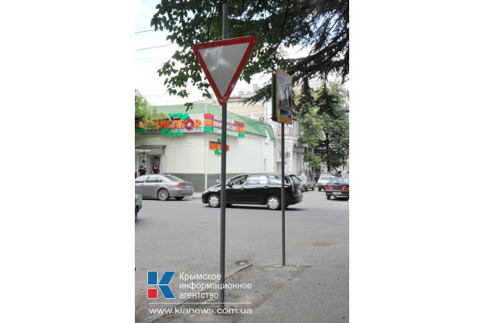 На улице Гоголя в Симферополе устанавливают дорожные знаки